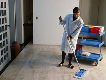 Limpiezas Castilla mujer trapeando el piso